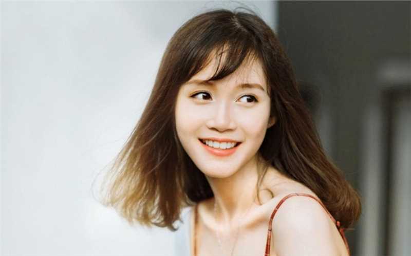 外表元气满满的年轻女孩笑靥如花清纯漂亮的美女