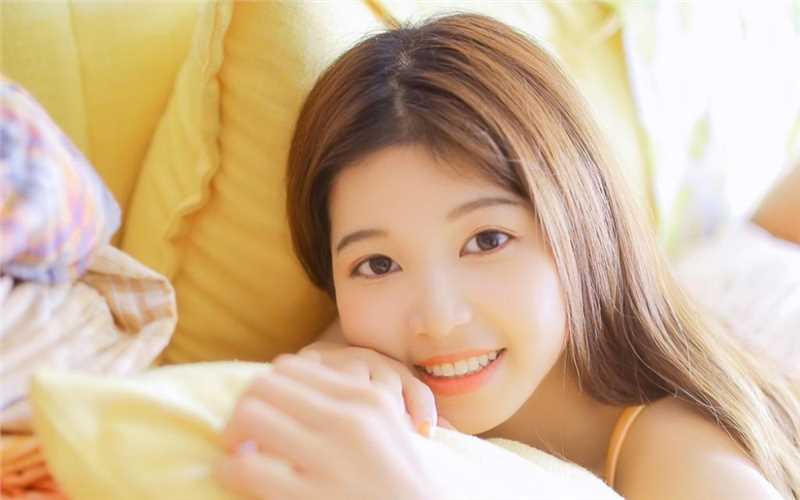 外表元气满满的年轻女孩笑靥如花清纯漂亮的美女