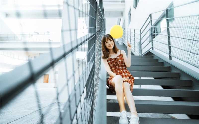 外表元气满满的年轻女孩笑靥如花清纯漂亮的美女