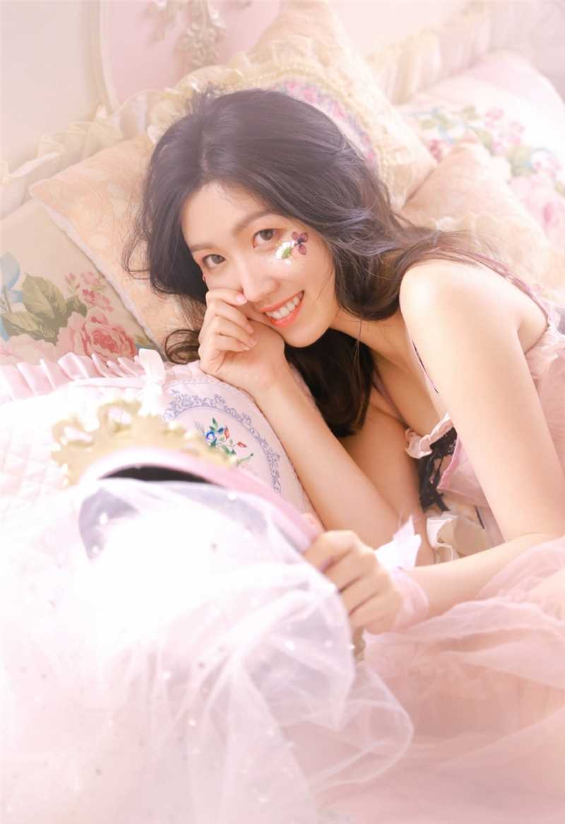 最新甜美女孩居家软萌娇俏套图壁纸