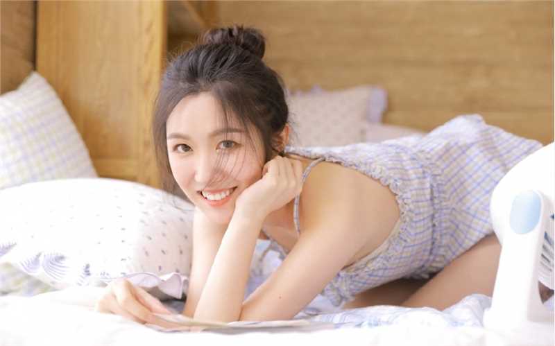 最新甜美女孩居家软萌娇俏套图壁纸