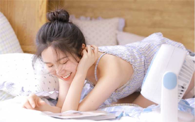 最新甜美女孩居家软萌娇俏套图壁纸