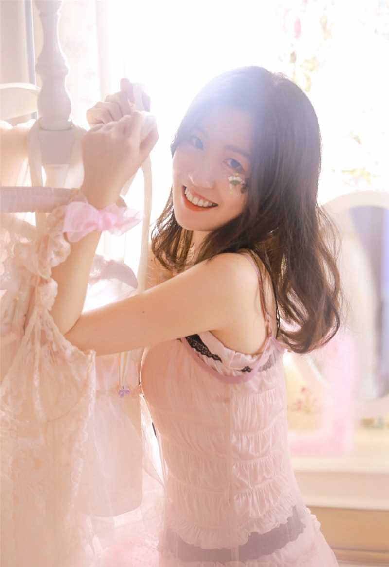 最新甜美女孩居家软萌娇俏套图壁纸