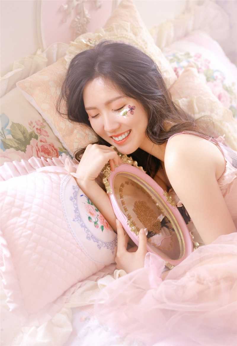 最新甜美女孩居家软萌娇俏套图壁纸