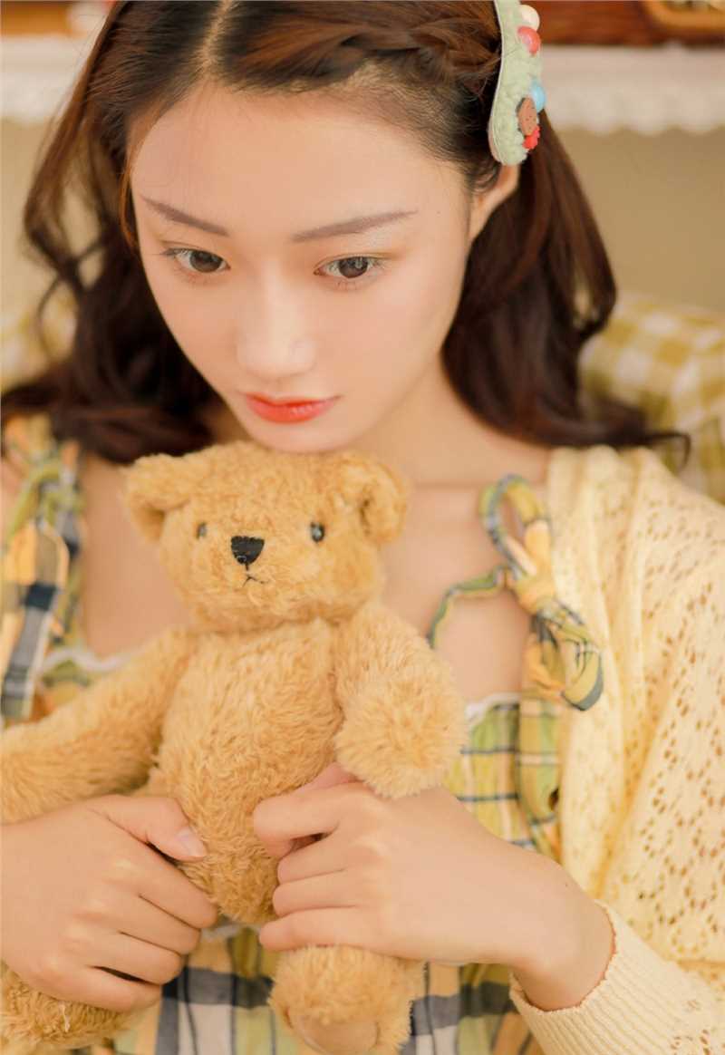 高清邻家女孩香肩半露锁骨诱惑居家私房照图集