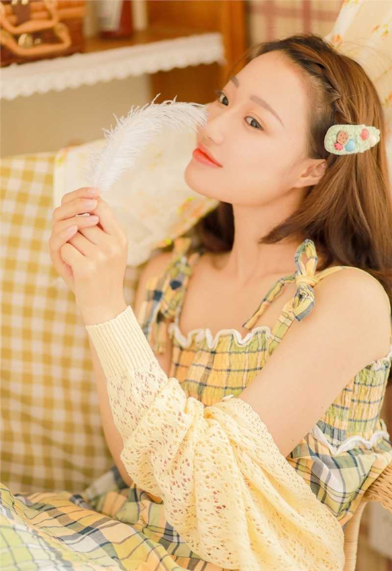 高清邻家女孩香肩半露锁骨诱惑居家私房照图集