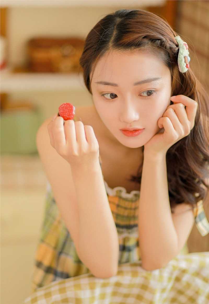 高清邻家女孩香肩半露锁骨诱惑居家私房照图集