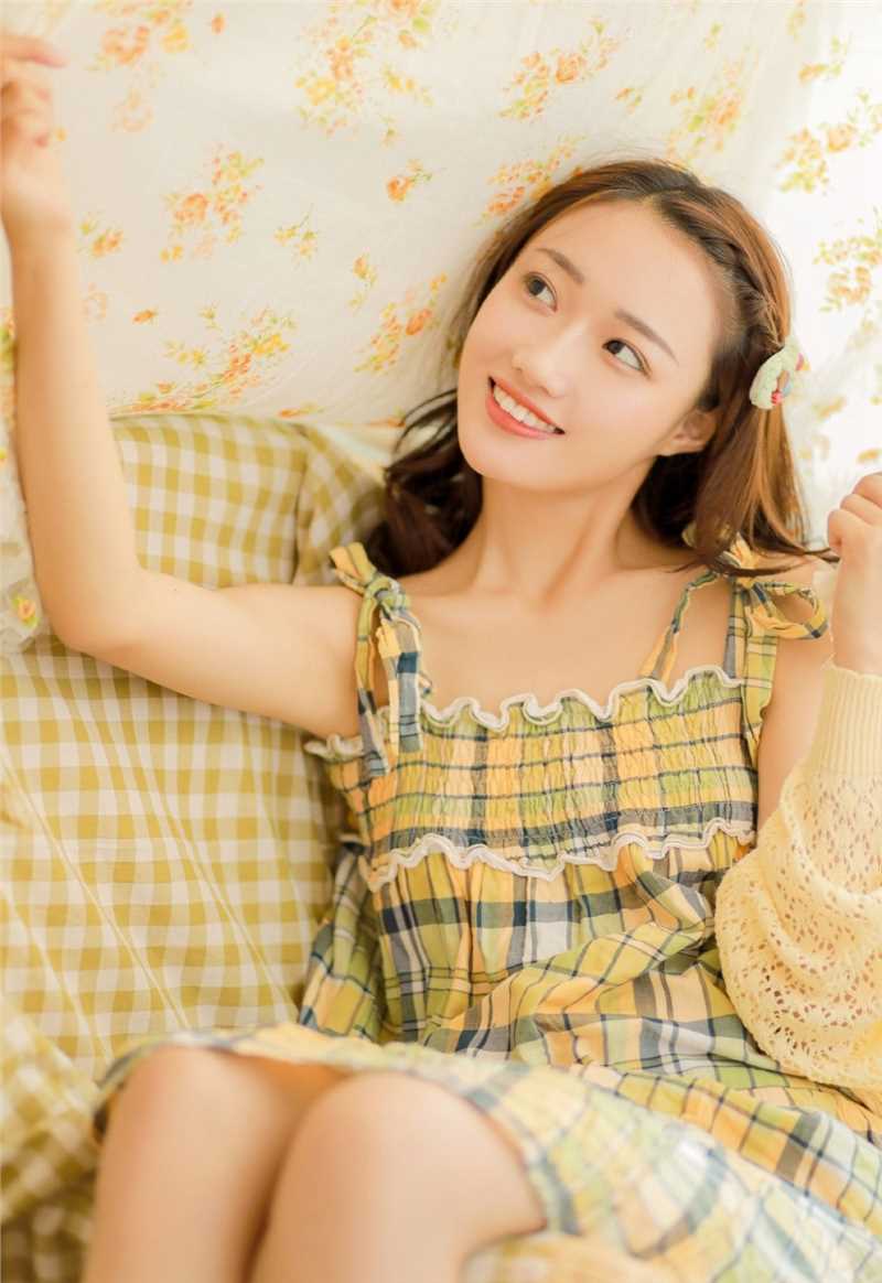 高清邻家女孩香肩半露锁骨诱惑居家私房照图集