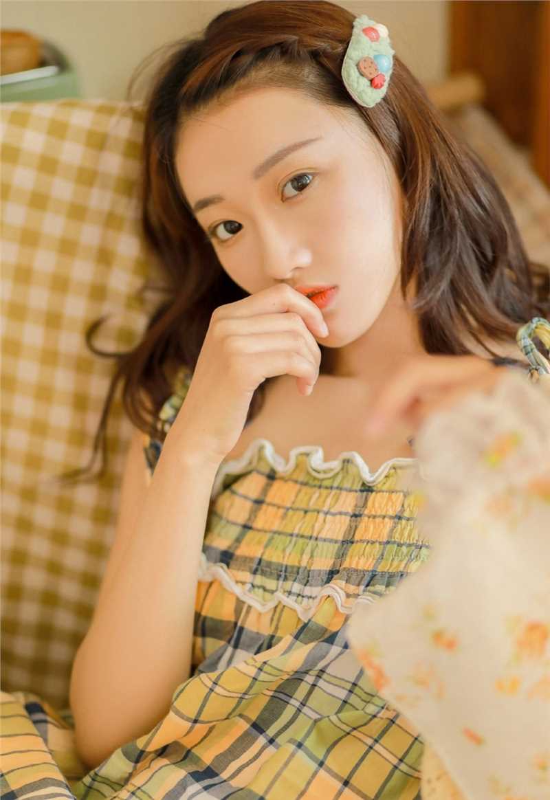 高清邻家女孩香肩半露锁骨诱惑居家私房照图集