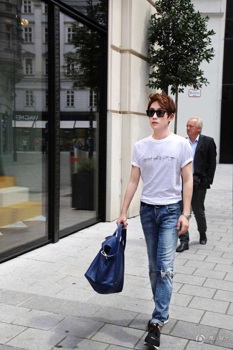 优质朱一龙佩戴黑色墨镜置身异国街头清新时尚相册