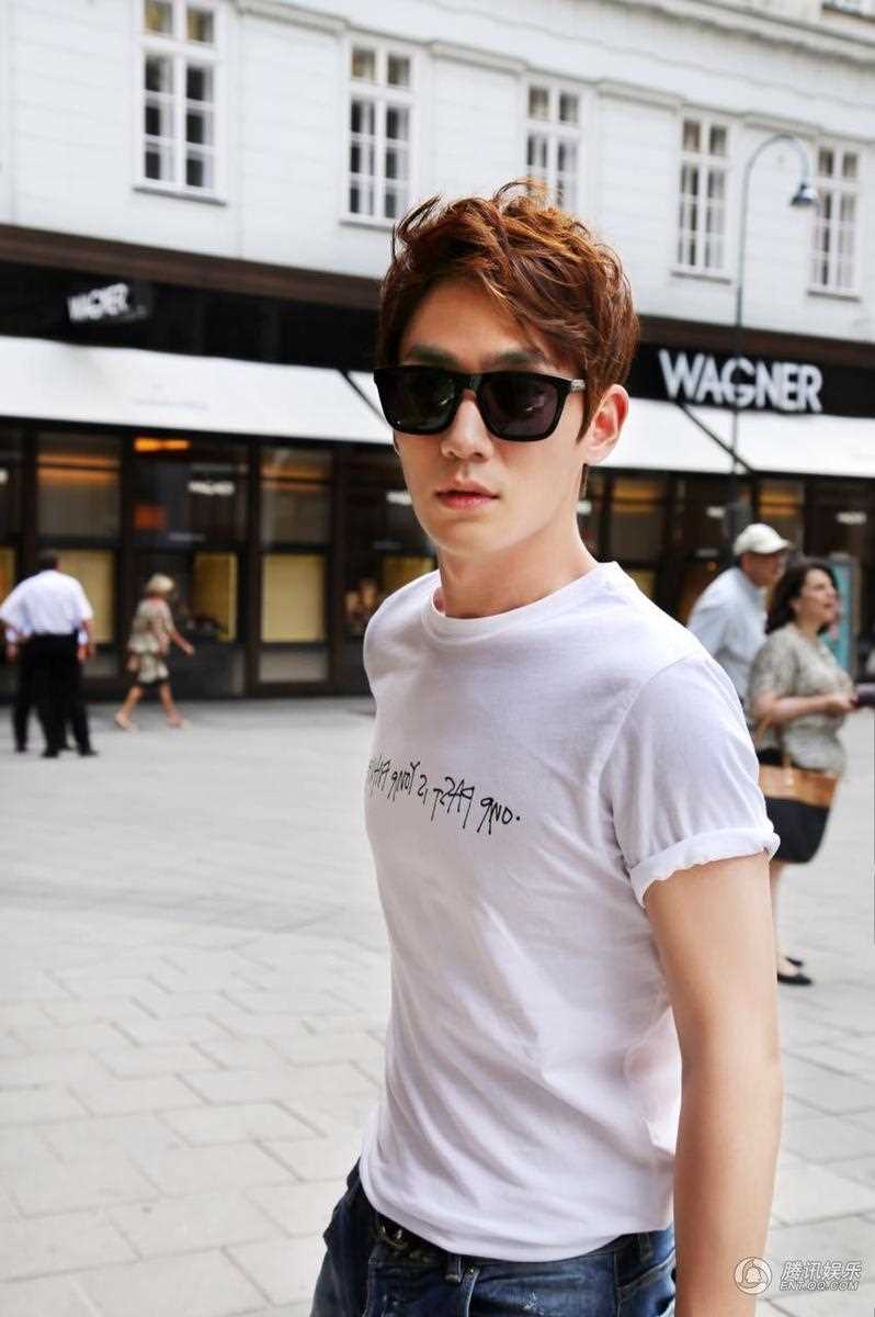 优质朱一龙佩戴黑色墨镜置身异国街头清新时尚相册