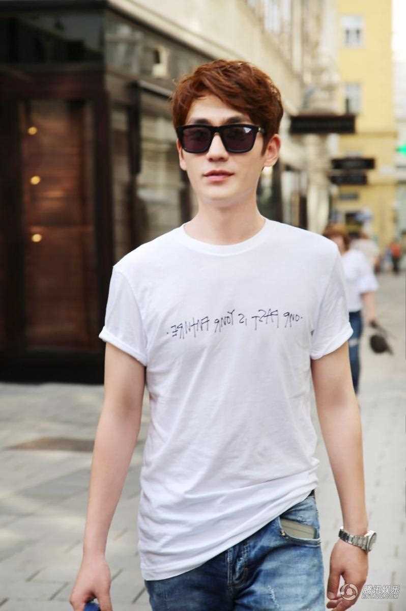 优质朱一龙佩戴黑色墨镜置身异国街头清新时尚相册