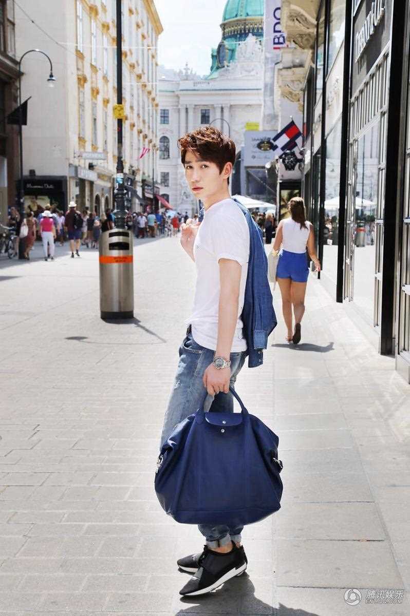 优质朱一龙佩戴黑色墨镜置身异国街头清新时尚相册