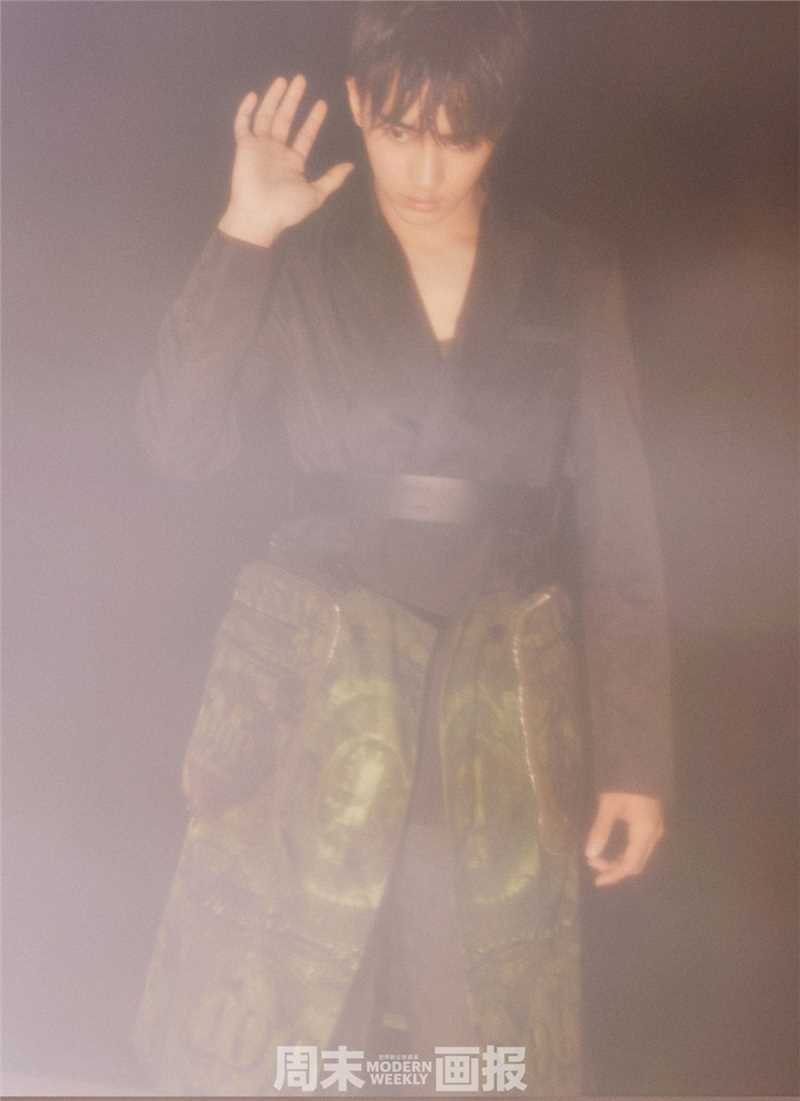 许魏洲朦胧光影之间散发蓬勃朝气