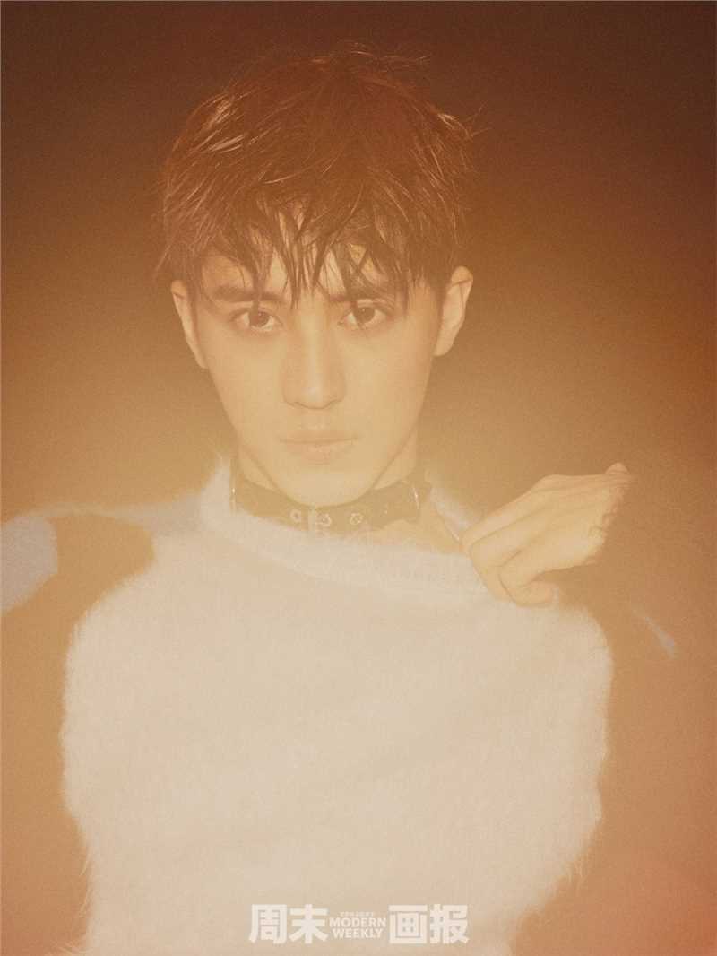 许魏洲朦胧光影之间散发蓬勃朝气