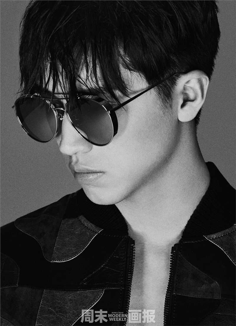 许魏洲朦胧光影之间散发蓬勃朝气