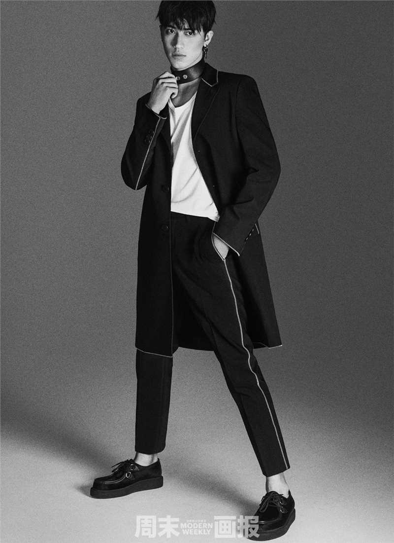 许魏洲朦胧光影之间散发蓬勃朝气