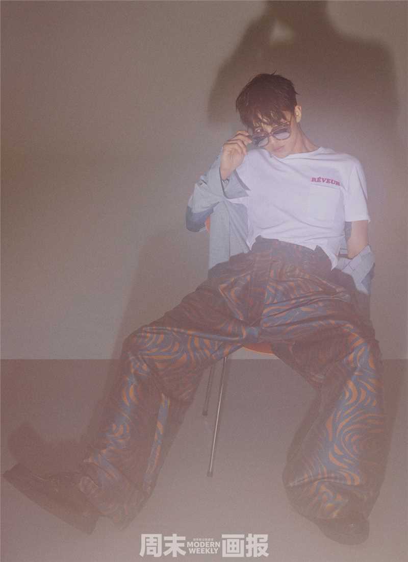 许魏洲朦胧光影之间散发蓬勃朝气