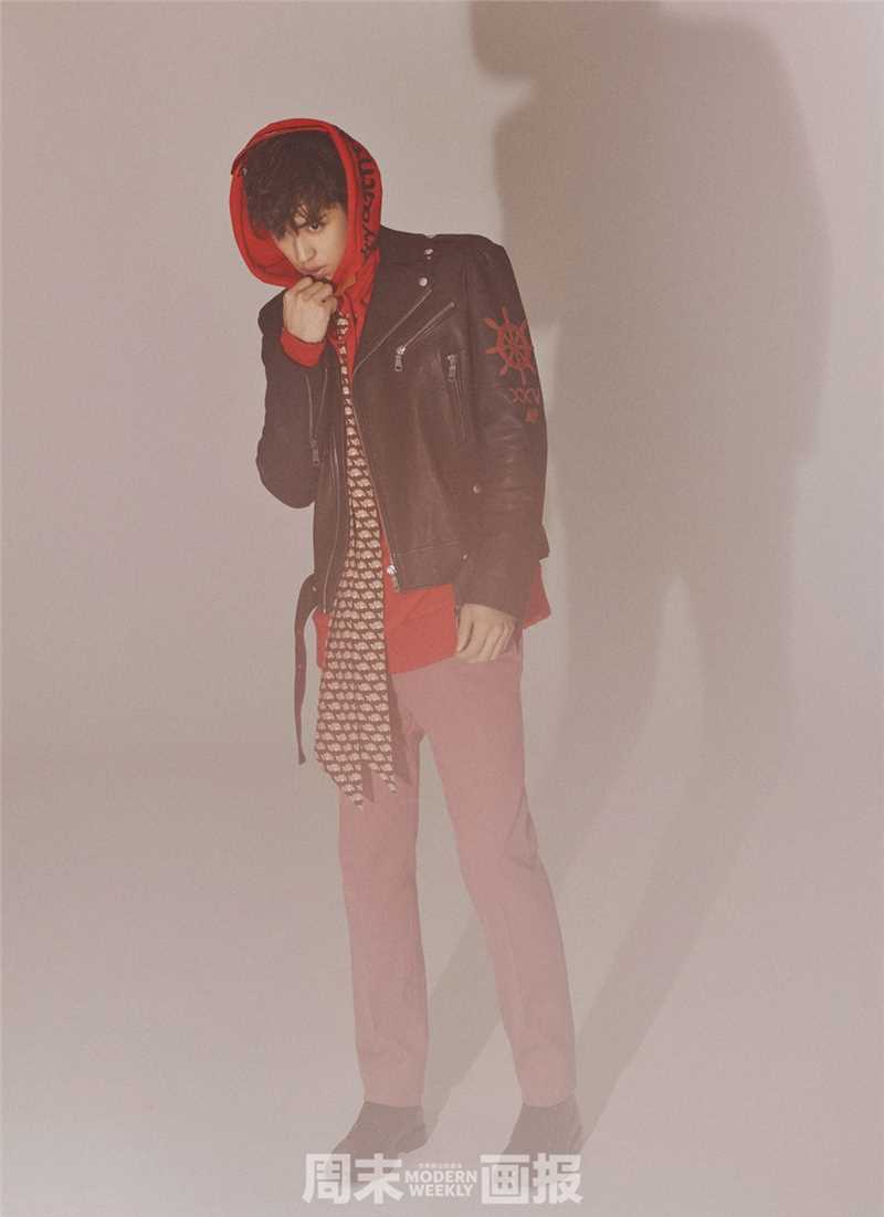 许魏洲朦胧光影之间散发蓬勃朝气