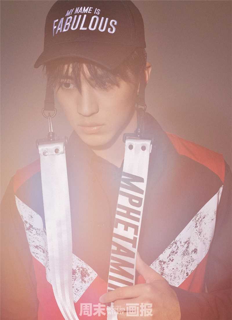 许魏洲朦胧光影之间散发蓬勃朝气