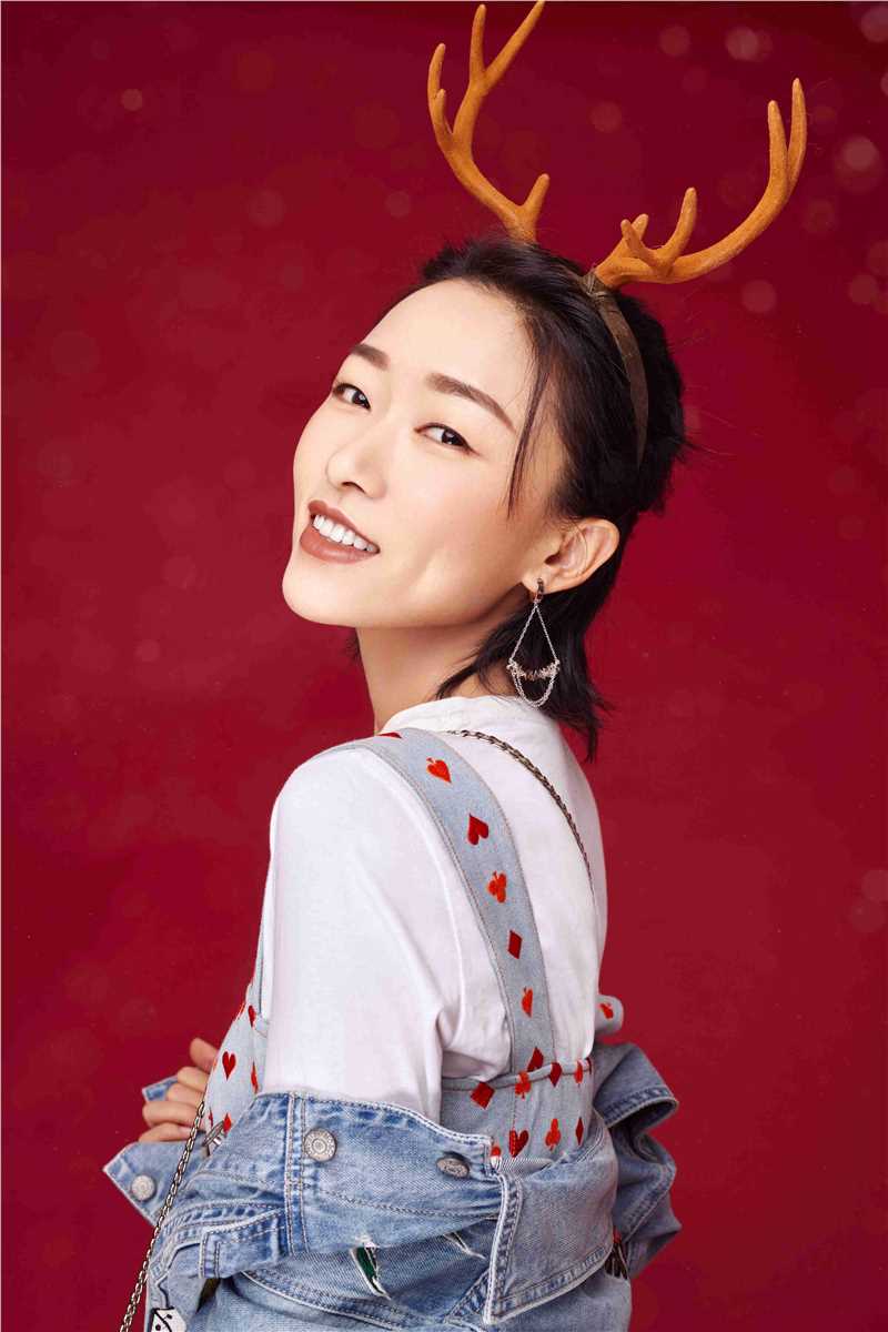 最全刘洛汐头戴鹿角圣诞装扮时尚魅力集壁纸