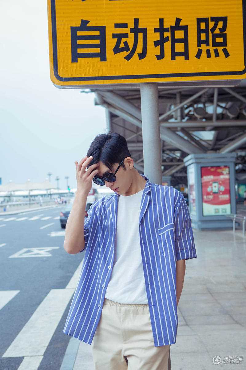 最新井柏然墨镜遮面休闲造型演绎夏日时尚穿搭街拍图壁纸