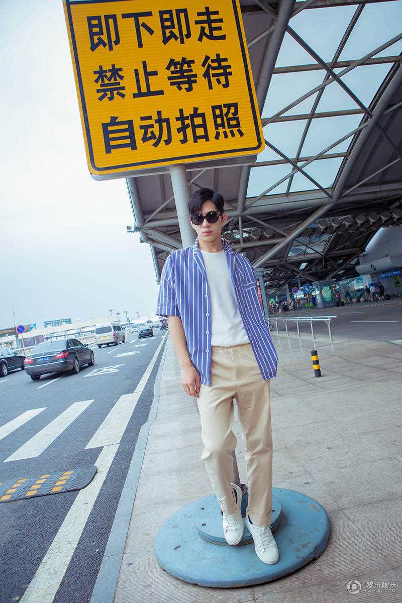 最新井柏然墨镜遮面休闲造型演绎夏日时尚穿搭街拍图壁纸