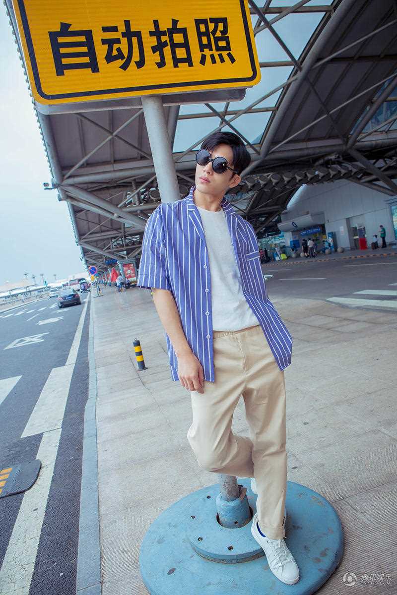 最新井柏然墨镜遮面休闲造型演绎夏日时尚穿搭街拍图壁纸