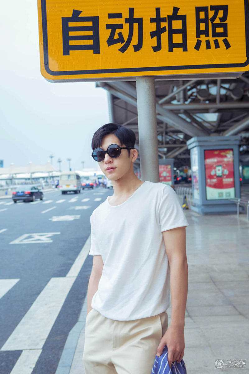 最新井柏然墨镜遮面休闲造型演绎夏日时尚穿搭街拍图壁纸