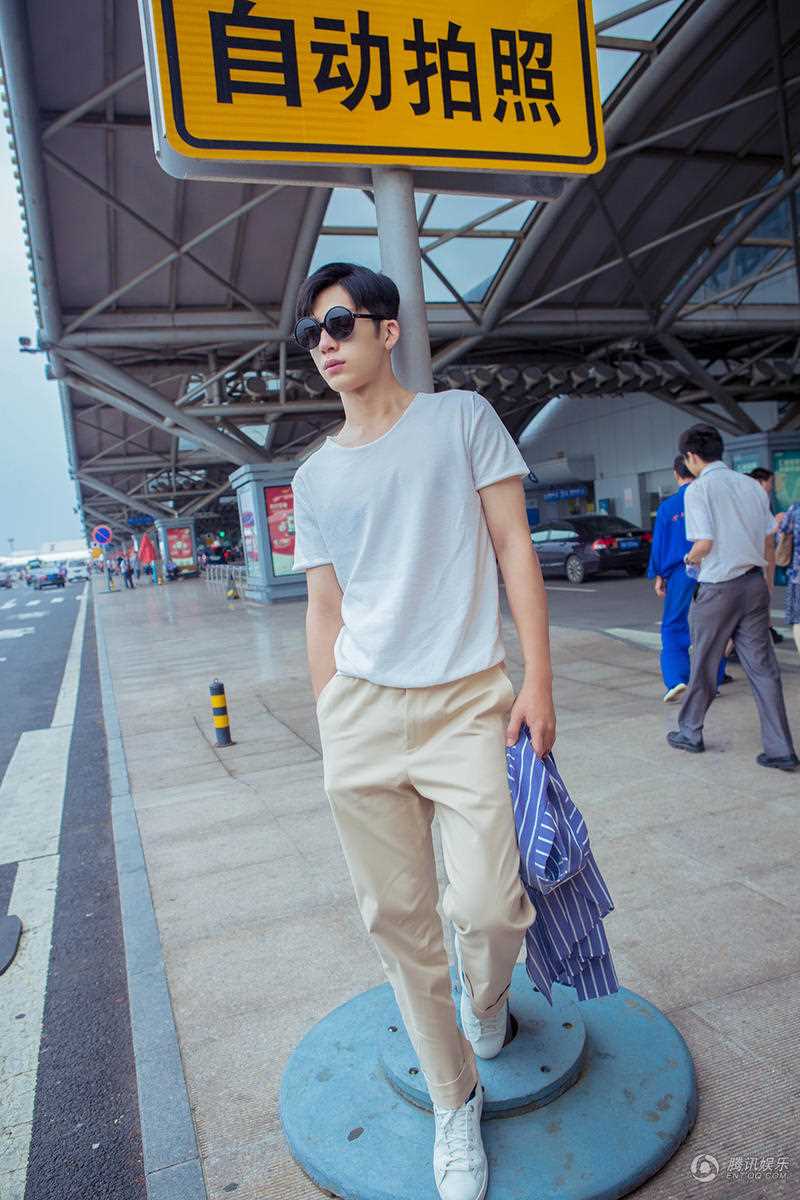 最新井柏然墨镜遮面休闲造型演绎夏日时尚穿搭街拍图壁纸