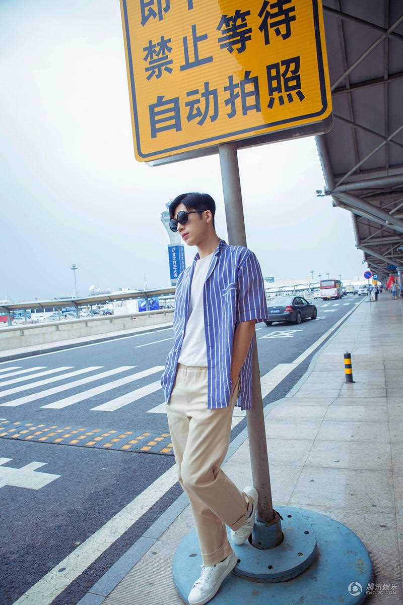 最新井柏然墨镜遮面休闲造型演绎夏日时尚穿搭街拍图壁纸