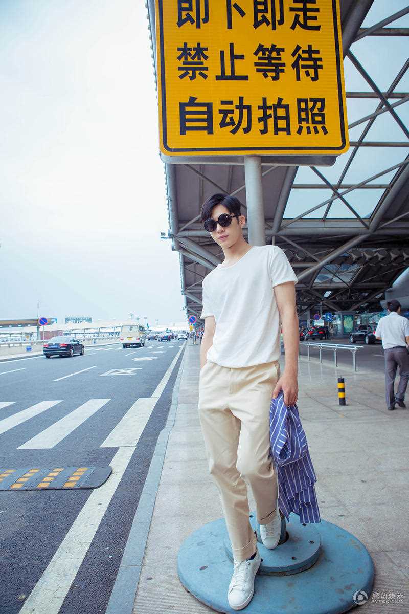 最新井柏然墨镜遮面休闲造型演绎夏日时尚穿搭街拍图壁纸