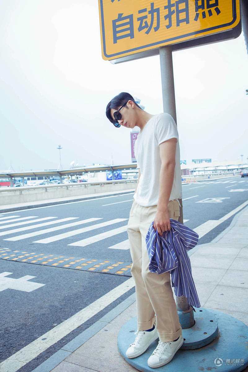 最新井柏然墨镜遮面休闲造型演绎夏日时尚穿搭街拍图壁纸