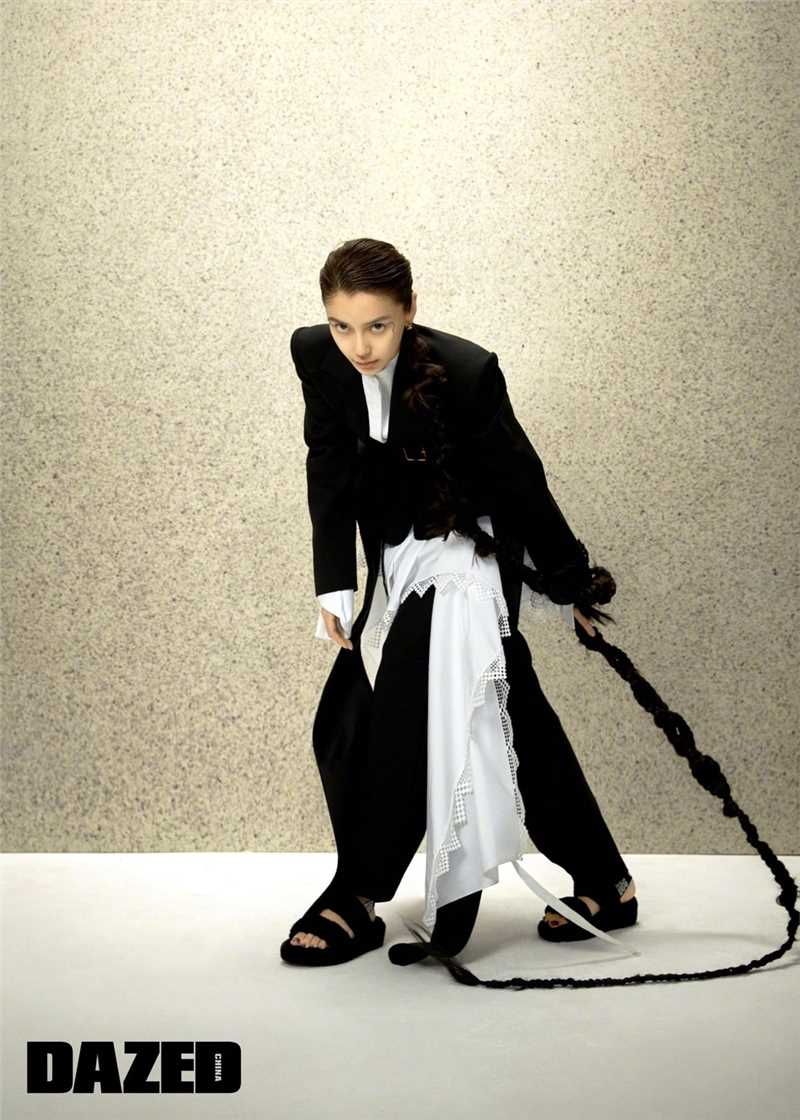 高清Angelababy运动风上衣搭配黑色马丁靴时尚集图册