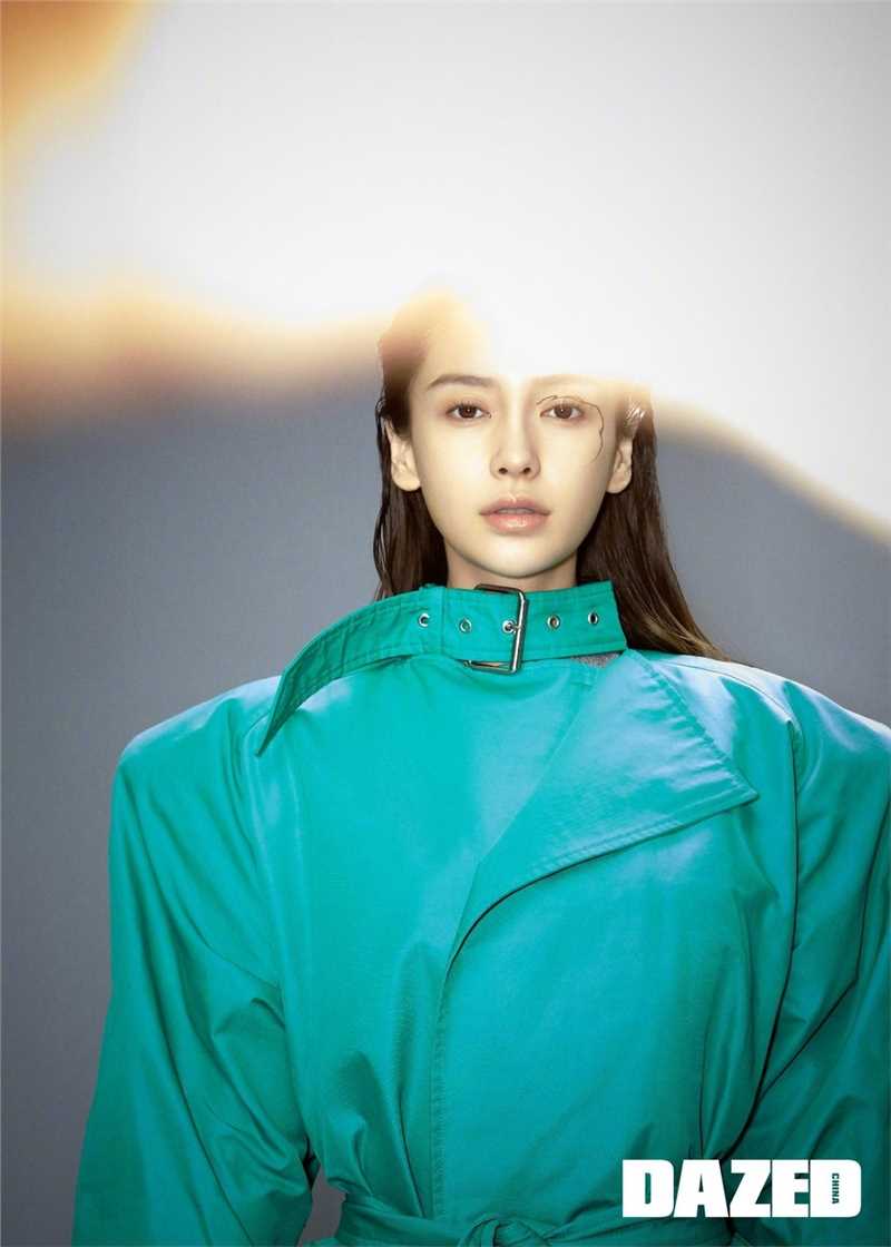 高清Angelababy运动风上衣搭配黑色马丁靴时尚集图册