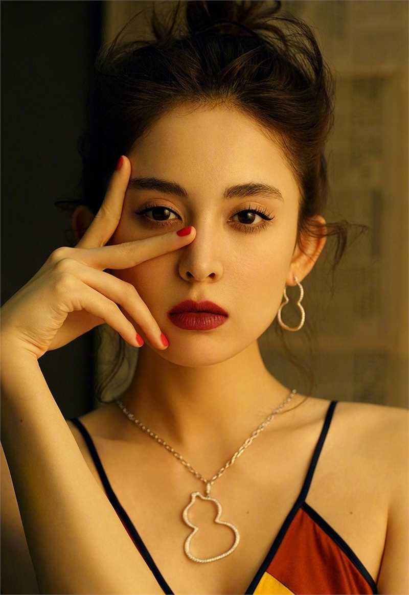 优质古力娜扎复古红唇百变造型诠释独特时尚态度图片