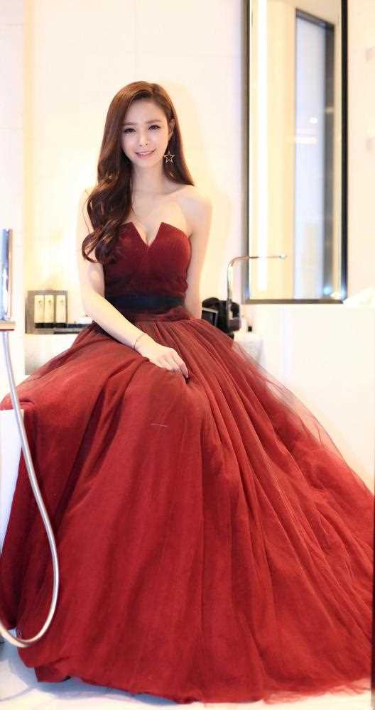 精选沈梦辰红色抹胸裙大秀事业线性感图册