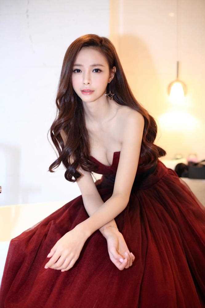 精选沈梦辰红色抹胸裙大秀事业线性感图册