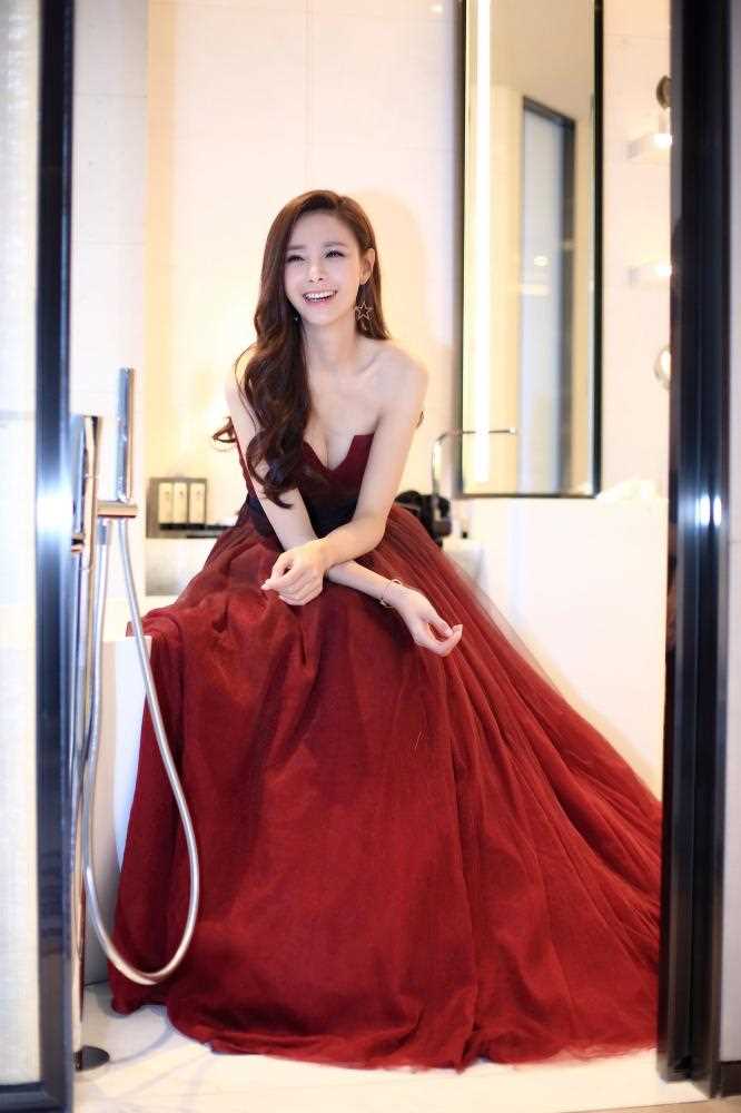 精选沈梦辰红色抹胸裙大秀事业线性感图册