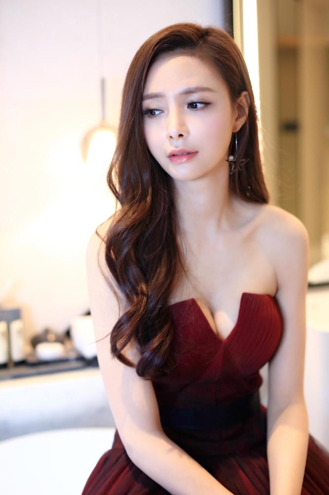 精选沈梦辰红色抹胸裙大秀事业线性感图册