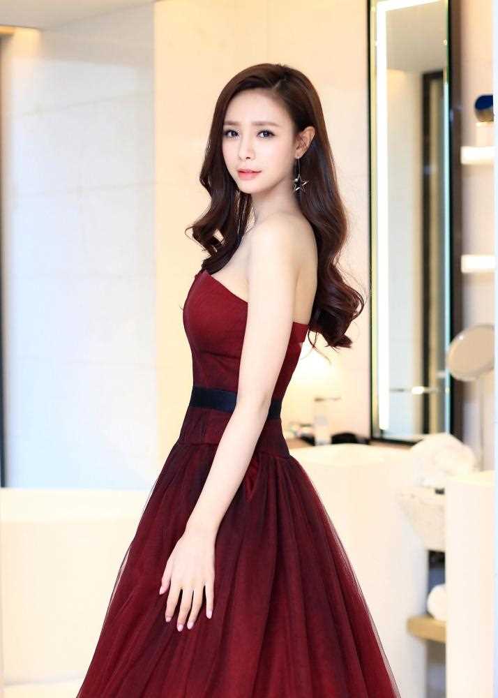 精选沈梦辰红色抹胸裙大秀事业线性感图册