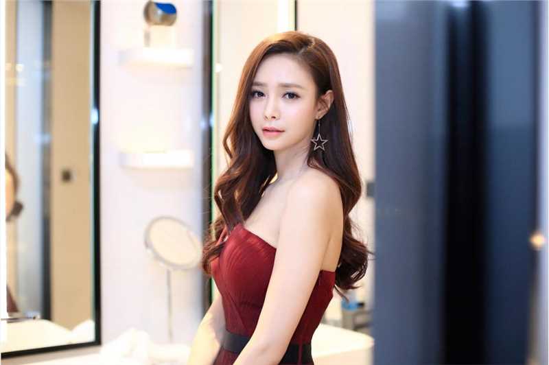 精选沈梦辰红色抹胸裙大秀事业线性感图册