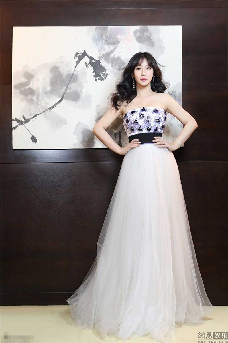 特别专辑柳岩白色抹胸长裙纯真中带点小性感图片