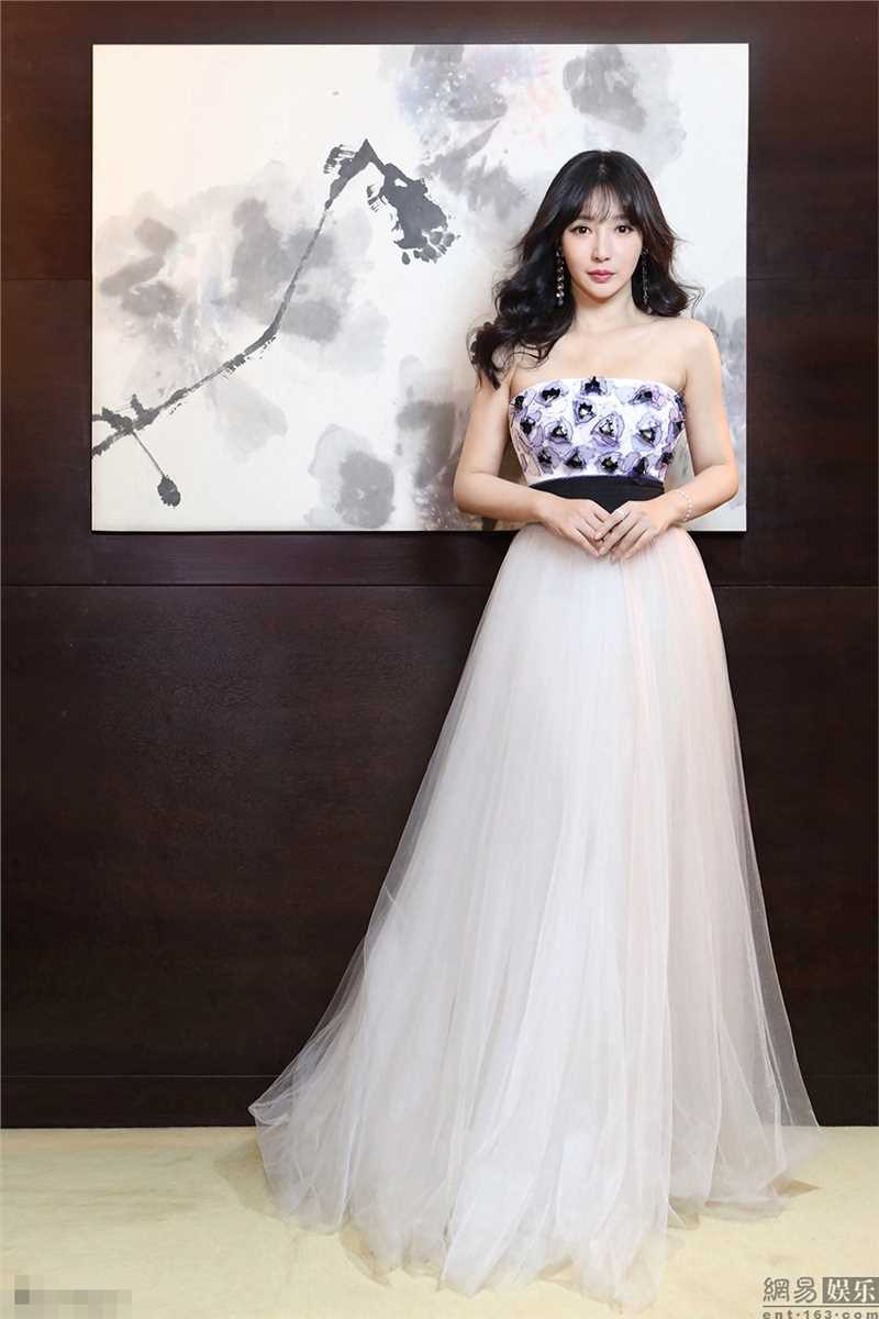 特别专辑柳岩白色抹胸长裙纯真中带点小性感图片