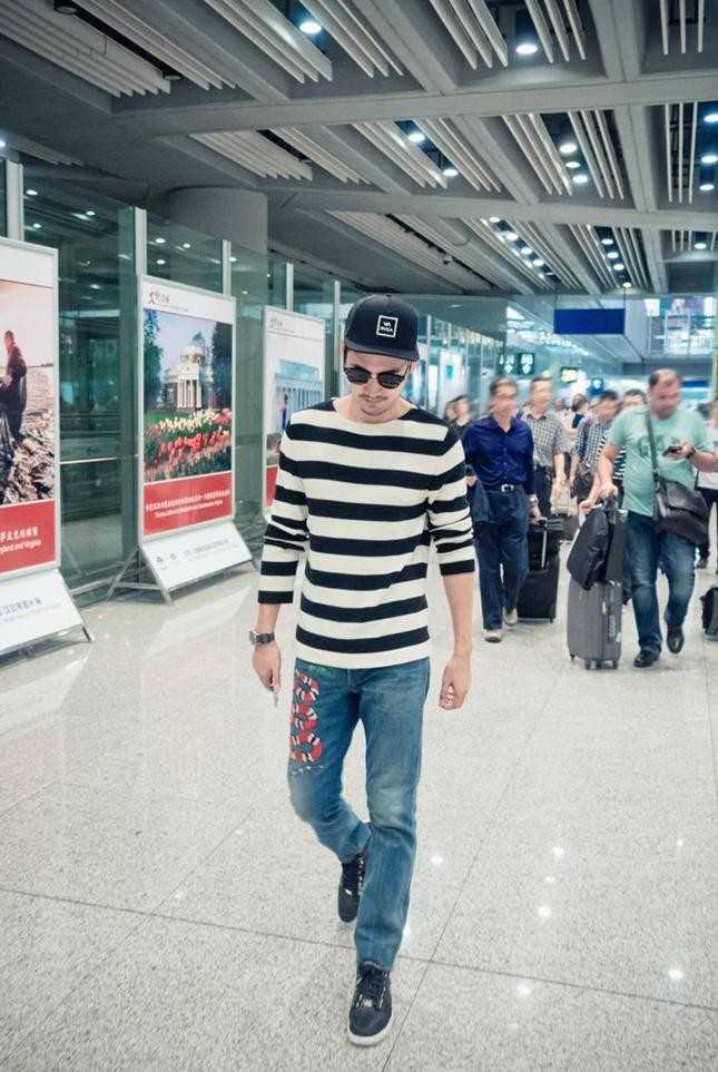 袁弘墨镜遮面化身时尚潮男机场街拍