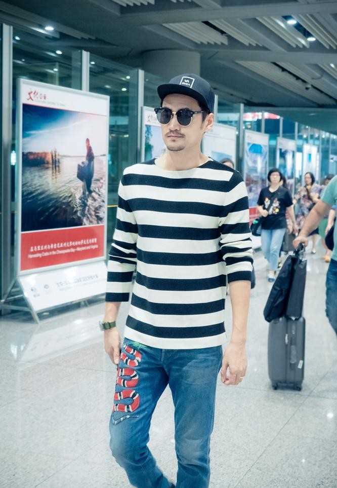 袁弘墨镜遮面化身时尚潮男机场街拍