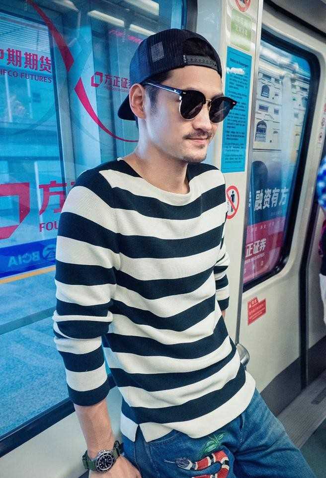 袁弘墨镜遮面化身时尚潮男机场街拍