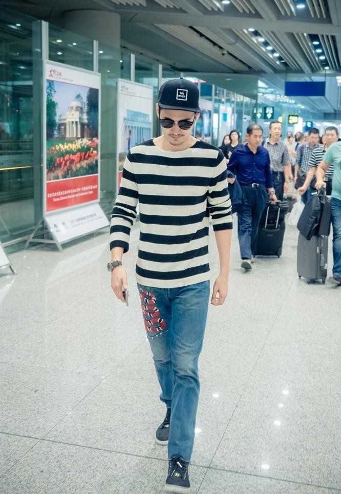 袁弘墨镜遮面化身时尚潮男机场街拍