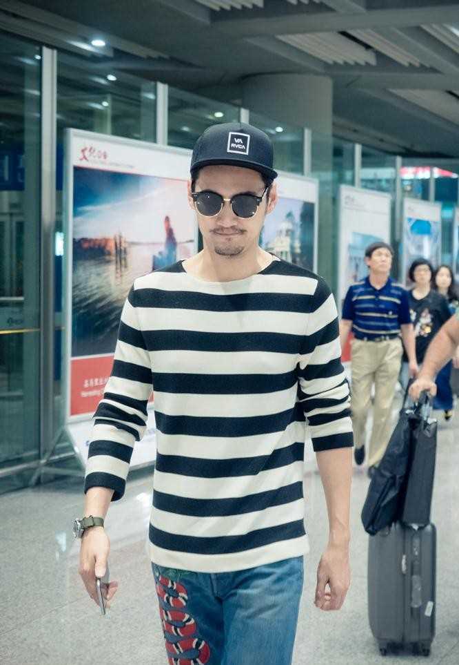 袁弘墨镜遮面化身时尚潮男机场街拍