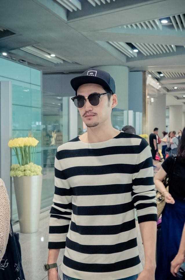 袁弘墨镜遮面化身时尚潮男机场街拍